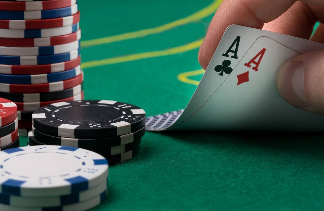 The Pros and Cons of Online Gambling: Convenience vs. Traditional Casinos
